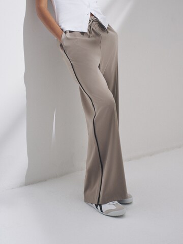 The SetWide Leg/ Široke nogavice Hlače - siva boja: prednji dio