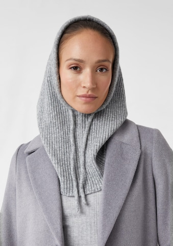 comma casual identity Beanie in Grey: front