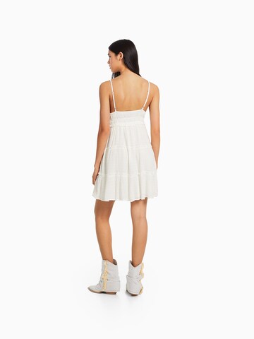 Bershka Kleid in Weiß