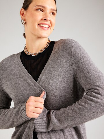 ONLY Carmakoma Плетена жилетка 'CARESLY' в кафяво