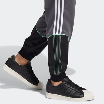 ADIDAS ORIGINALS - Tapered Calças 'Tricot Sst' em cinzento