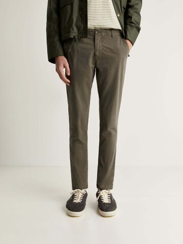 Regular Pantalon chino Scalpers en vert : devant