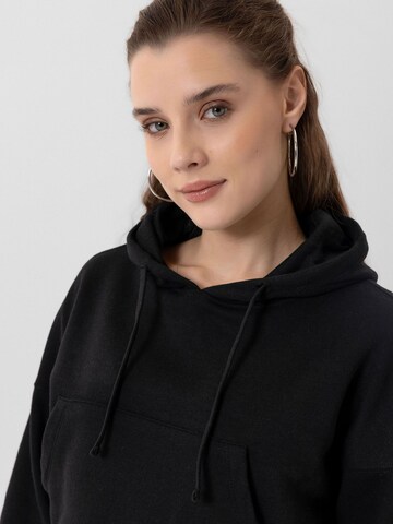 Jacey Quinn Sweatshirt 'Dora' in Schwarz