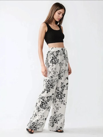 Hiccup - Perna larga Calças em branco