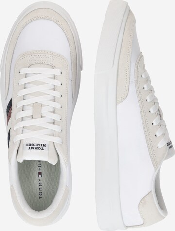 TOMMY HILFIGER Låg sneaker i vit