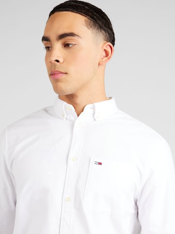 Coupe regular Chemise Tommy Jeans en blanc