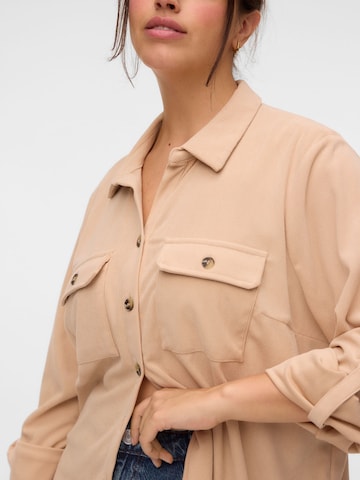 Vero Moda Curve - Blusa 'VMCElly' en gris