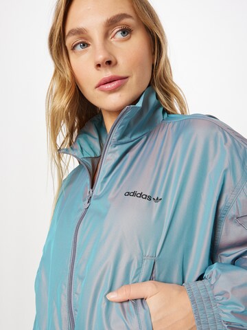 ADIDAS ORIGINALS - Chaqueta de entretiempo 'Iridescent' en azul