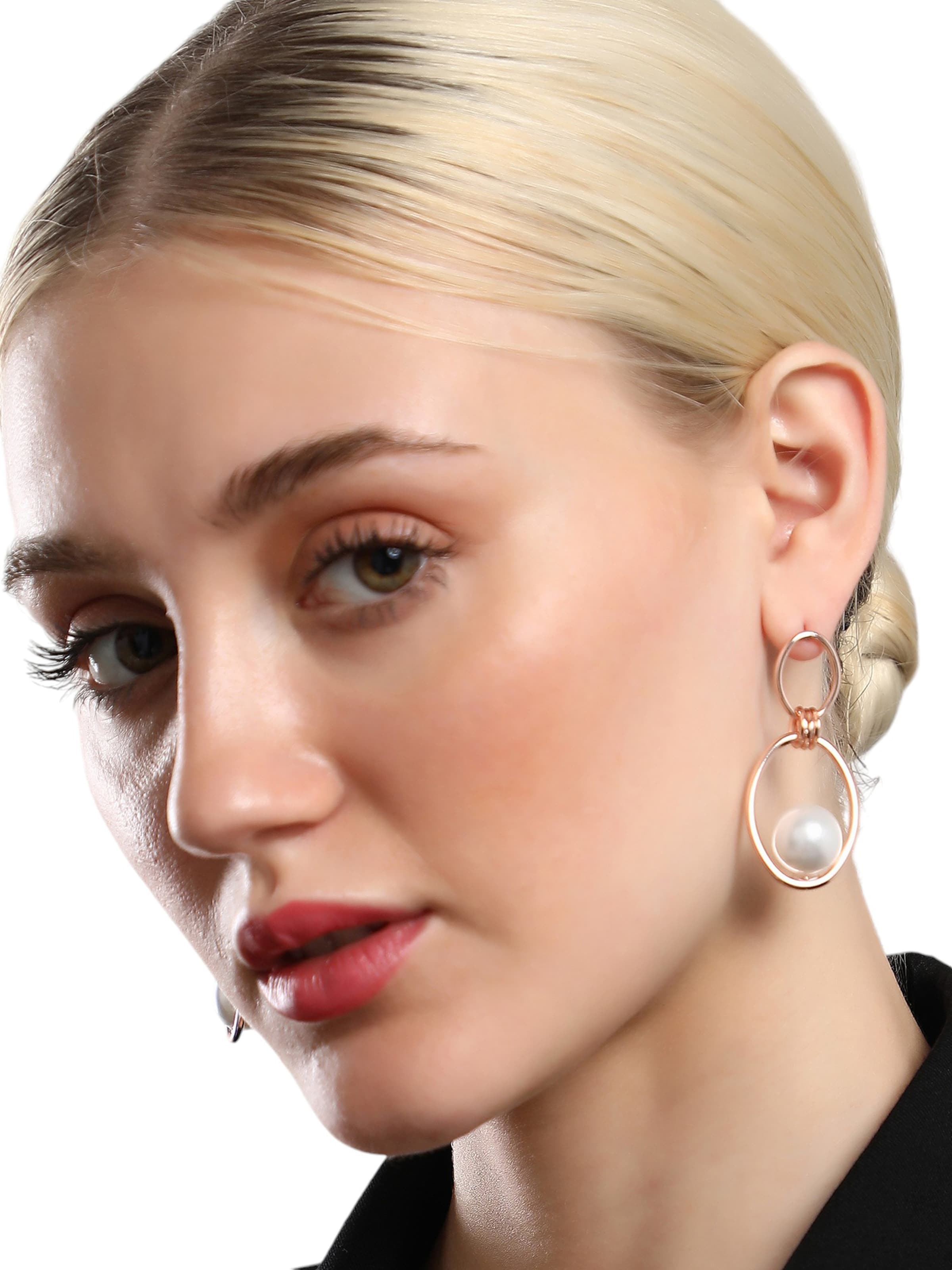 SOHI Náušnice 'Leda' - Zlatá: predná strana