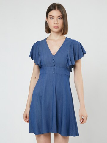 Influencer Dress in Blue: front