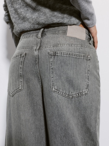 Pull&Bear Baggy Jeans i grå