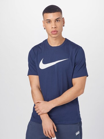 T-Shirt 'Swoosh' Nike Sportswear en bleu : devant