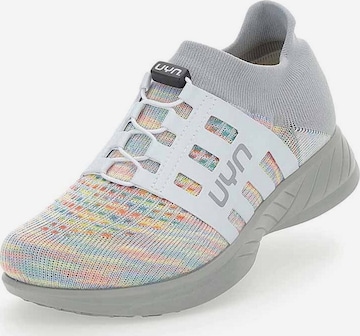 Baskets basses Uyn en gris : devant