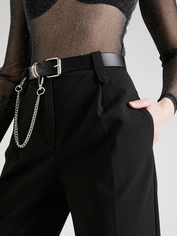 Trendyol - regular Pantalón plisado en negro