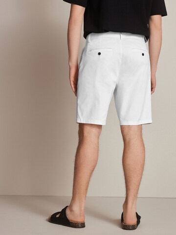 Next - regular Pantalón chino en blanco