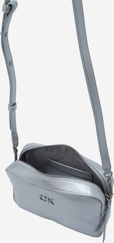 Borsa a tracolla di Calvin Klein in grigio