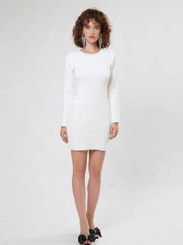 Influencer Πλεκτό φόρεμα σε λευκό