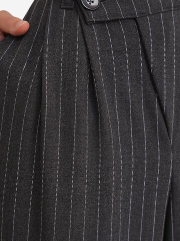 regular Pantaloni con pieghe di MixRay in grigio