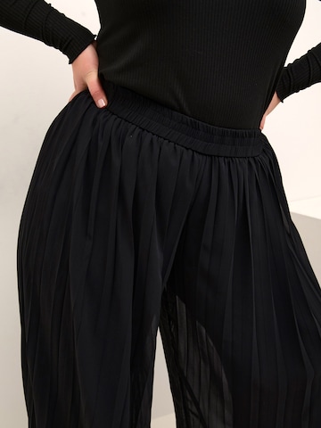 Wide leg Pantaloni 'Feri' di KAFFE CURVE in nero