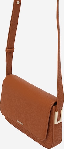 Calvin Klein - Bolso de hombro en marrón: frente