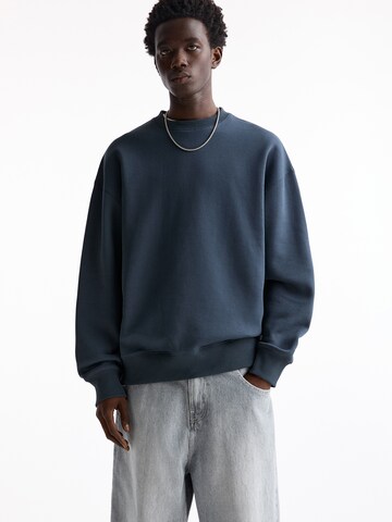 Pull&Bear Sweatshirt in Blue: front