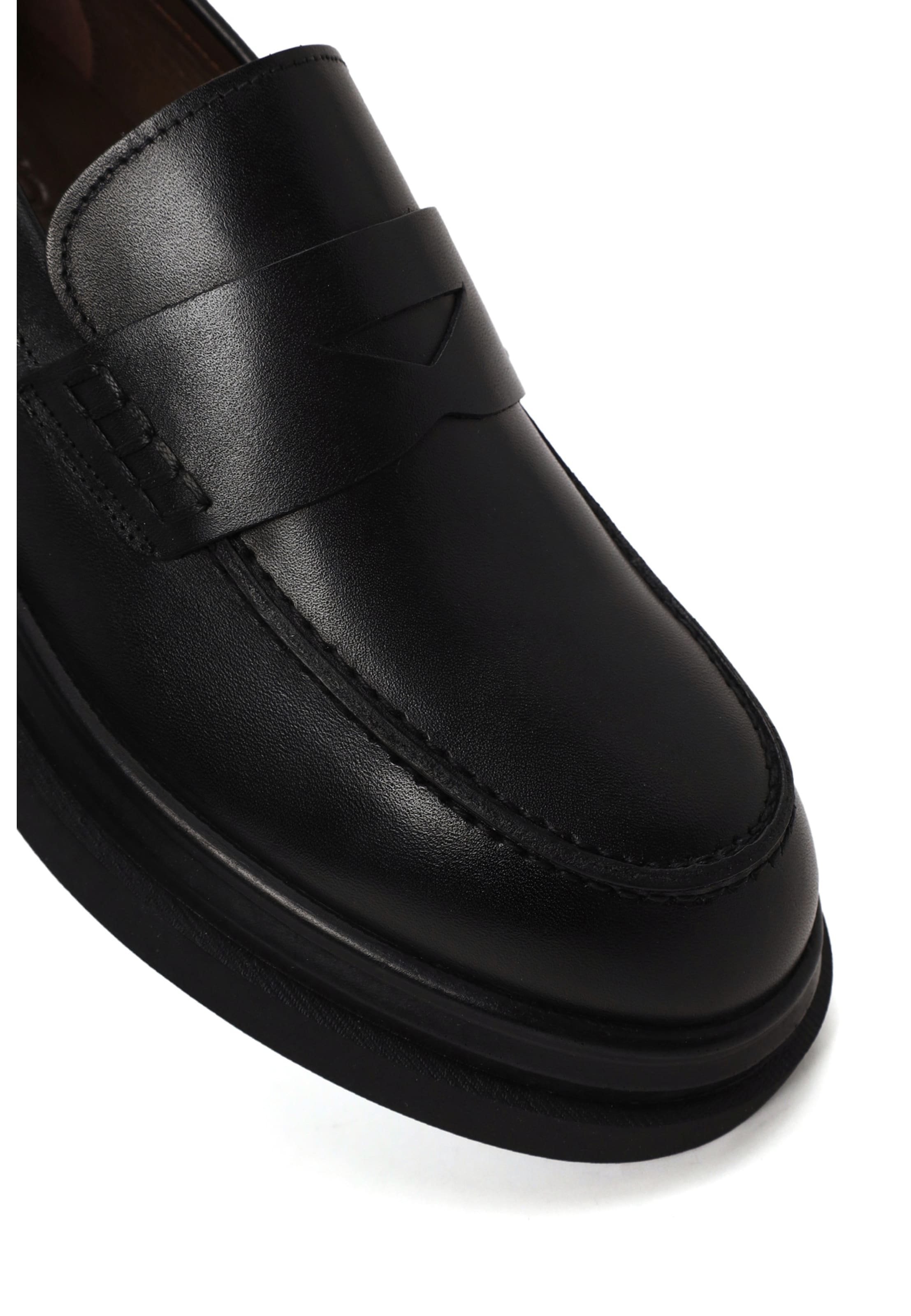 Derimod Classic Flats in Black
