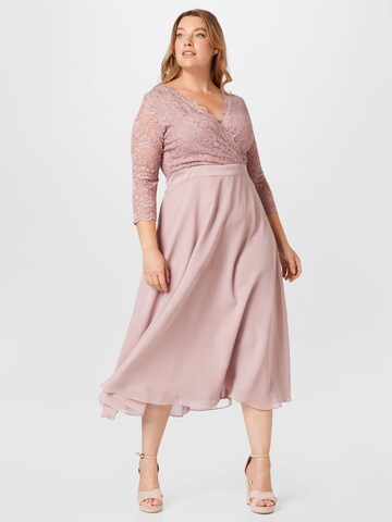 Rochie de cocktail de la SWING Curve pe roz