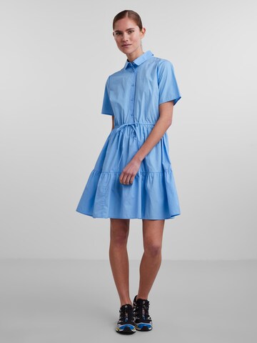 Robe-chemise 'Valdine' PIECES en bleu