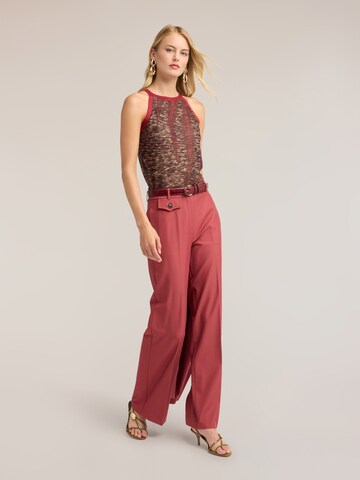 MOTIVI - Acampanado Pantalón en rojo