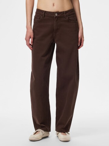 Barrel Jean 'PCGrace' PIECES en marron : devant