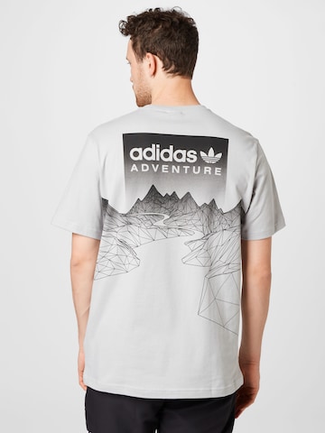 ADIDAS ORIGINALS T-Shirt 'Adventure Mountain Back' in Grau