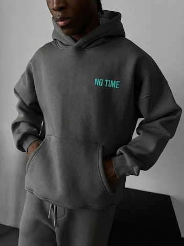 Sweat-shirt 'Oversize “No Time for Nonsense” Hoodie - Anthracite and Blue' Kleidermafia en gris