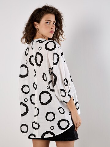 Apricot Abstract Circles Oversized Blouse ' ' in Weiß