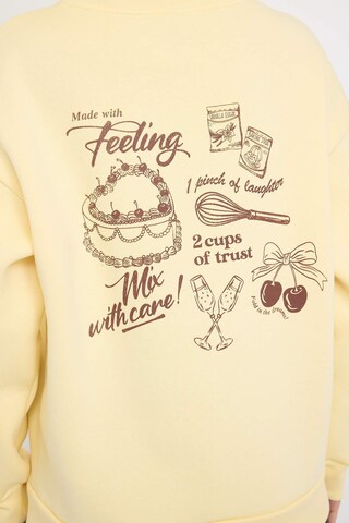 Sweat-shirt Trendyol en jaune