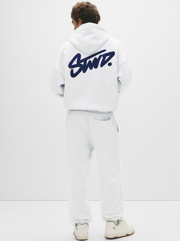 Pull&BearTapered Hlače 'STWD' - siva boja