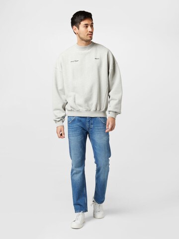 Preach - Sweatshirt 'Icon of Change' em cinzento