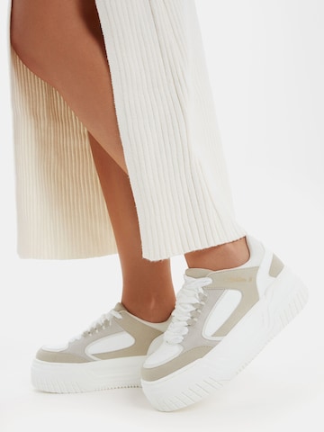 Baskets basses Bershka en beige : devant