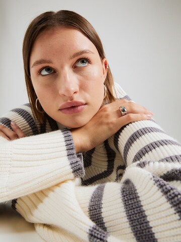 Rich & Royal Pullover in Beige