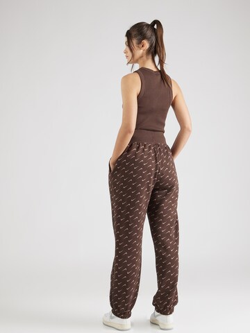 Effilé Pantalon 'PHOENIX FLEECE' Nike Sportswear en marron