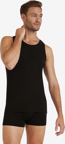FALKE Undershirt in Black: front