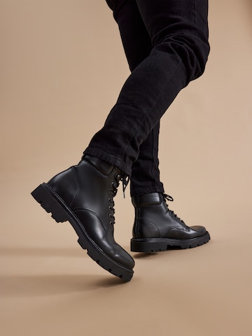 DAN FOX APPAREL Schnürboots 'Timur' in Schwarz: predná strana