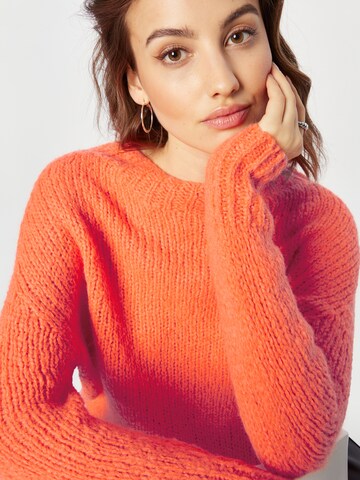 OUI Sweter w kolorze pomarańczowy