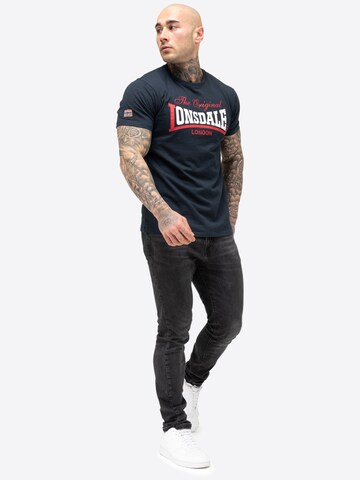 Tricou ' Aldingham' de la LONSDALE pe albastru