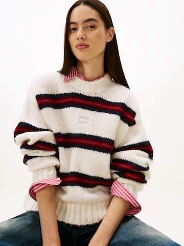 Pulover de la Tommy Jeans pe alb