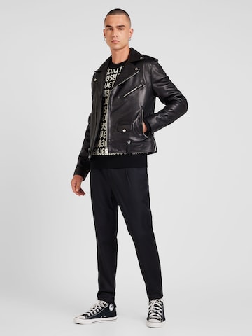 Pulover de la Versace Jeans Couture pe negru