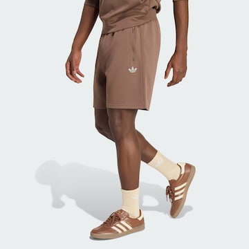 ADIDAS ORIGINALS Regular Broek 'Trefoil Essentials' in Bruin: voorkant