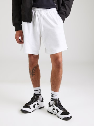 Nike Sportswear - Loosefit Pantalón 'Club' en blanco: frente