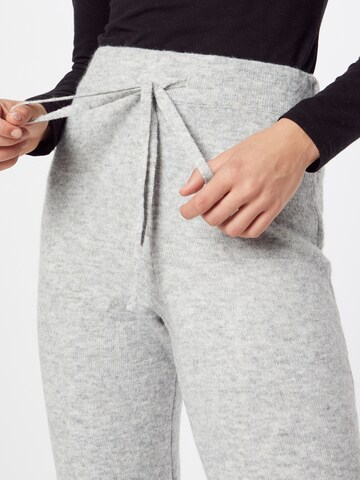 Noisy may Tapered Hose in Grau