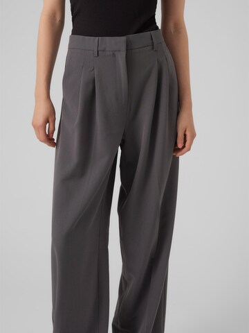 Wide leg Pantaloni con pieghe 'TROIAN' di VERO MODA in grigio