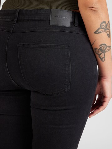 Coupe slim Jean 'Luna' ONLY Carmakoma en noir